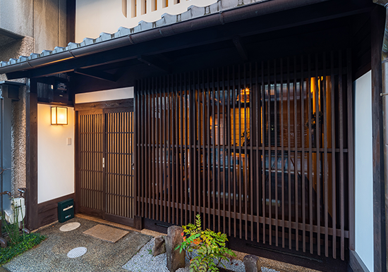 特徴的な虫籠窓を有する京町家の宿泊施設
